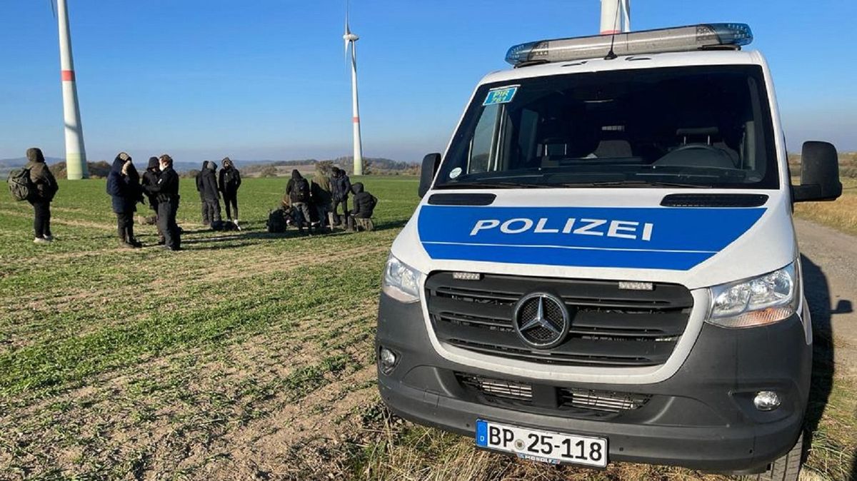 Dva Češi vezli v jediné dodávce 49 ilegálních migrantů do Německa